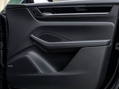 Certified 2025 Porsche Macan Electric image 41