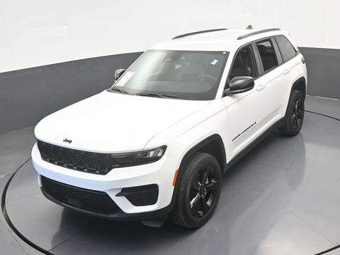 Used 2024 Jeep Grand Cherokee Altitude image 46