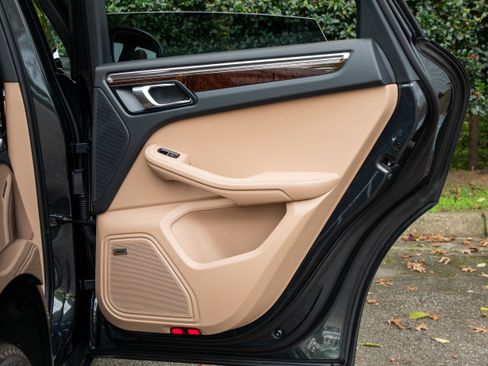 Used 2025 Porsche Macan image 35