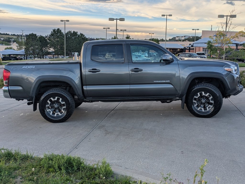 Used 2017 Toyota Tacoma TRD Off-Road w/ Tow Package (A/T) AWD/4WD image 9