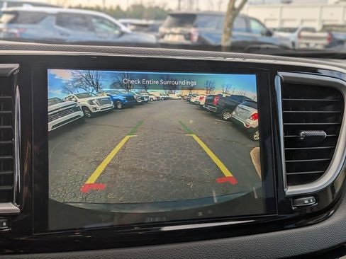 Used 2024 Chrysler Pacifica Touring-L image 28