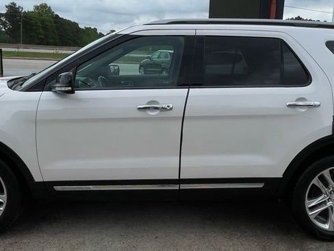 Used 2017 Ford Explorer XLT w/ Equipment Group 202A FWD image 8