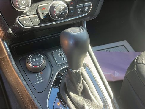 Used 2022 Jeep Cherokee Limited image 17