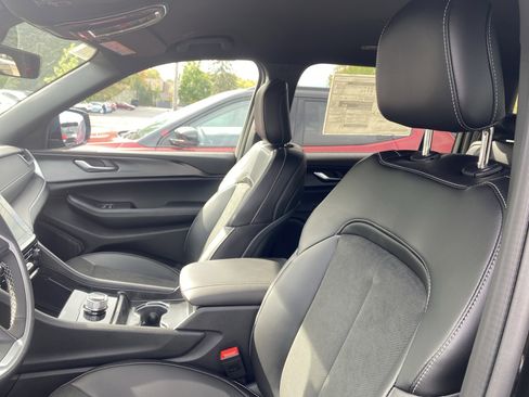 New 2025 Jeep Grand Cherokee L Laredo image 9