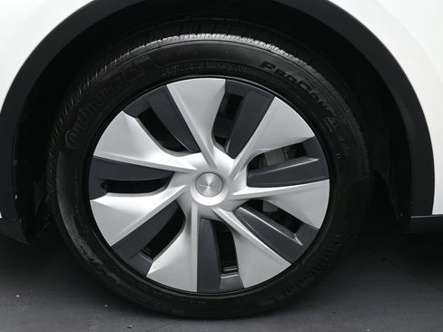 Used 2024 Tesla Model Y 2WD image 34
