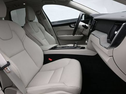 Used 2024 Volvo XC60 B5 Plus AWD/4WD image 33