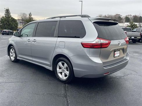 Used 2018 Toyota Sienna LE image 4