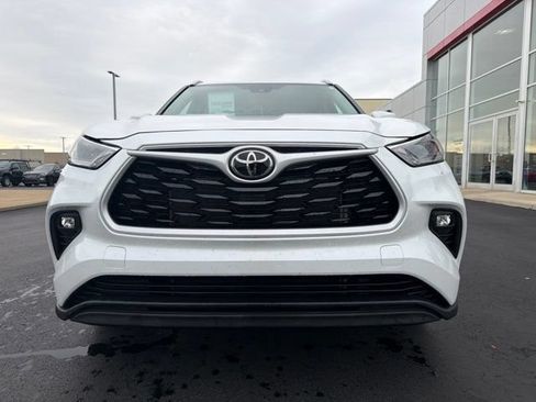 Used 2022 Toyota Highlander XLE AWD/4WD image 2