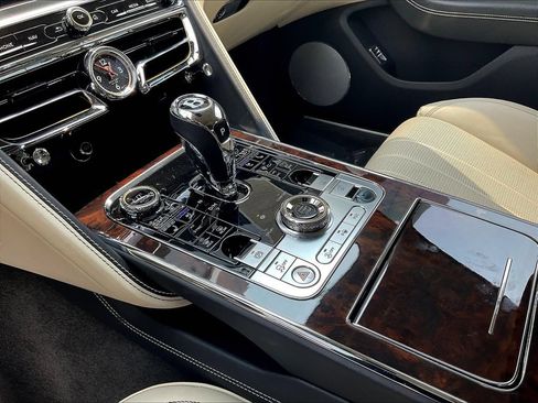 Used 2021 Bentley Flying Spur V8 AWD/4WD image 16