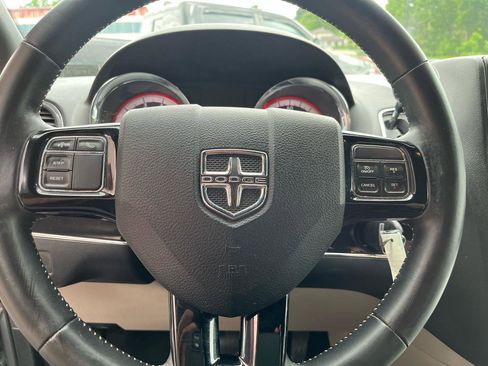 Used 2019 Dodge Grand Caravan SXT FWD image 21