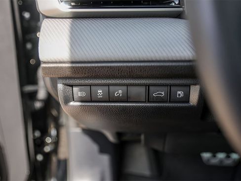 Used 2025 Toyota Camry SE image 15