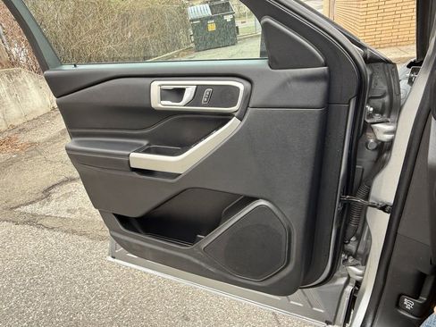 Used 2022 Ford Explorer XLT AWD/4WD image 24