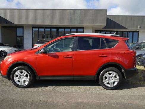 Used 2015 Toyota RAV4 LE FWD image 2