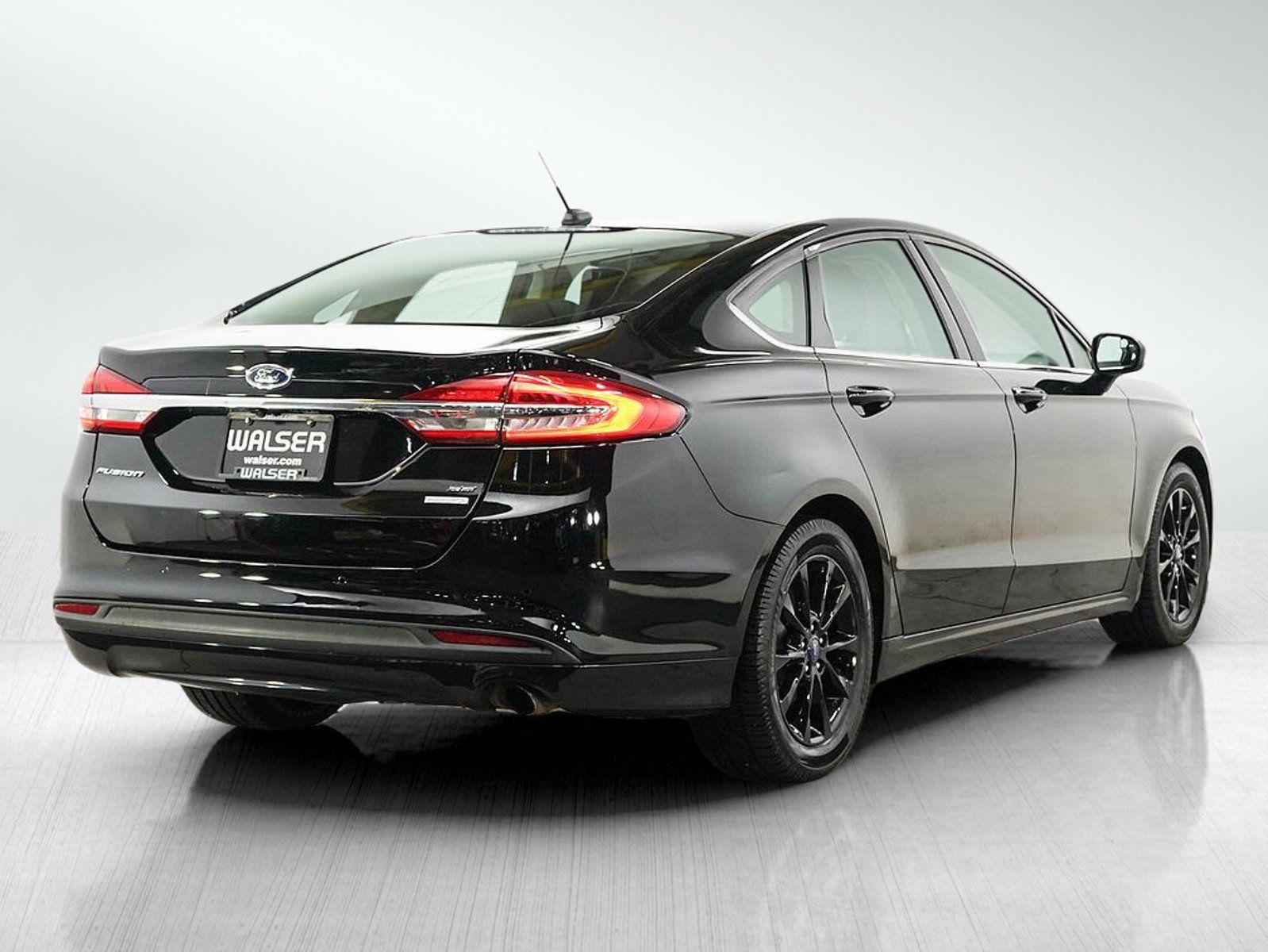 Used 2017 Ford Fusion SE w/ Fusion SE Technology Package FWD image 5