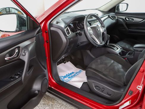 Used 2016 Nissan Rogue SV image 3