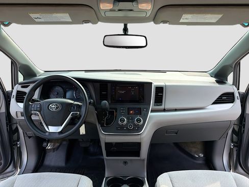 Used 2017 Toyota Sienna LE AWD/4WD image 3