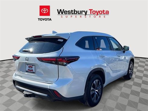 Certified 2024 Toyota Highlander XLE image 6