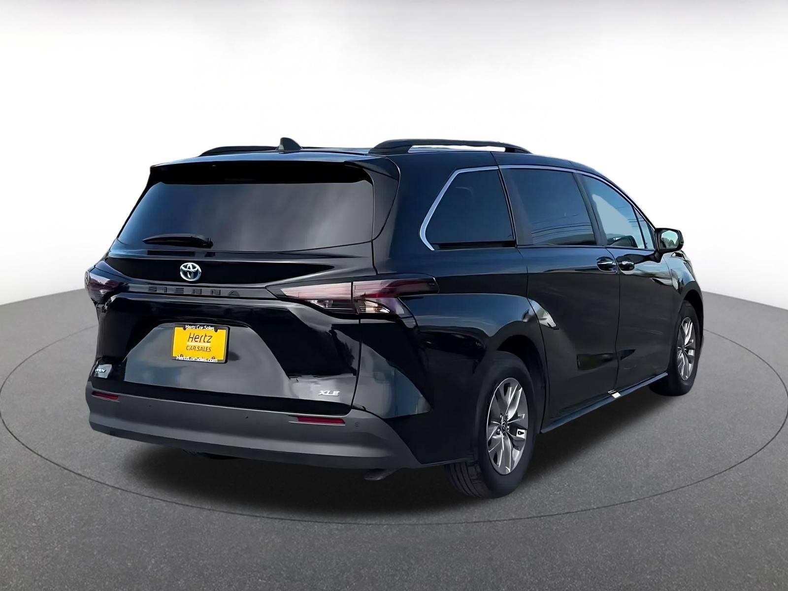Used 2025 Toyota Sienna XLE FWD image 13