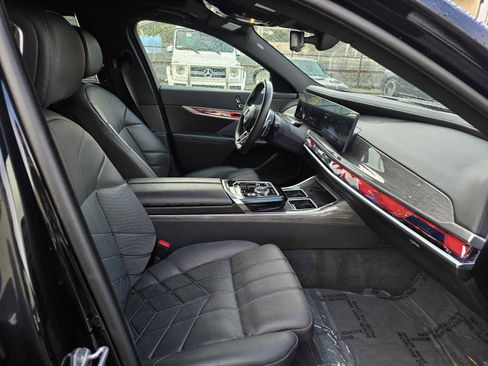 Used 2024 BMW 740i image 11