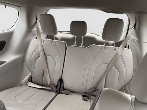 Used 2018 Chrysler Pacifica Touring-L Plus w/ Advanced Safetytec Group FWD image 44