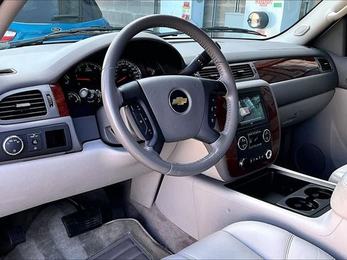 Used 2010 Chevrolet Suburban LT image 17