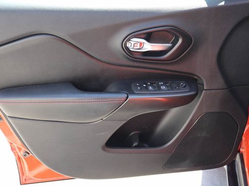 Used 2021 Jeep Cherokee Trailhawk w/ Technology Group AWD/4WD image 7