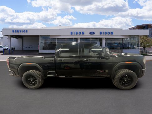 Used 2024 GMC Sierra 2500 AT4 image 2