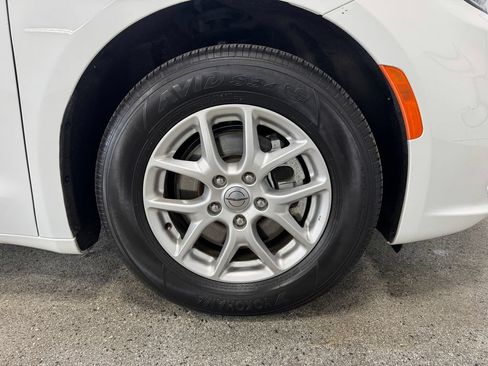 Used 2023 Chrysler Pacifica Touring-L FWD image 26