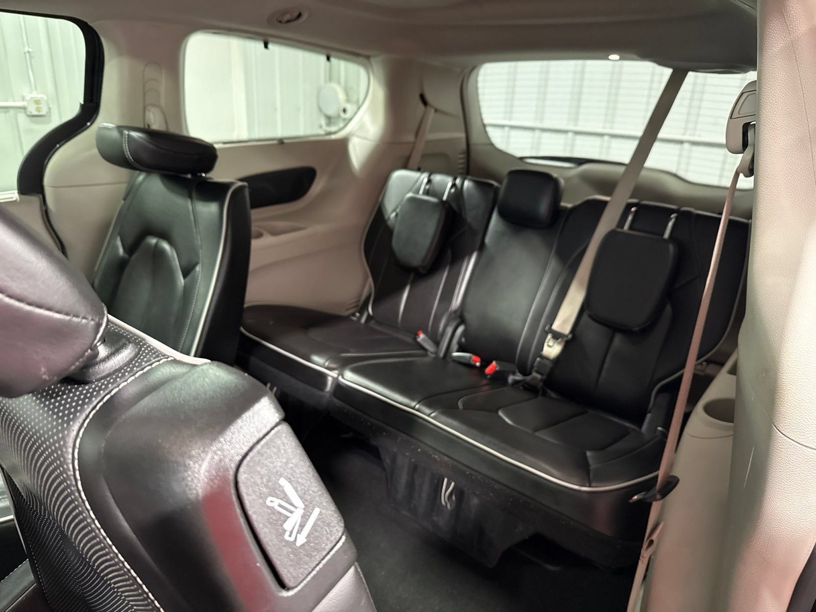 Used 2023 Chrysler Pacifica Limited FWD image 24