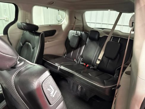 Used 2023 Chrysler Pacifica Limited FWD image 24