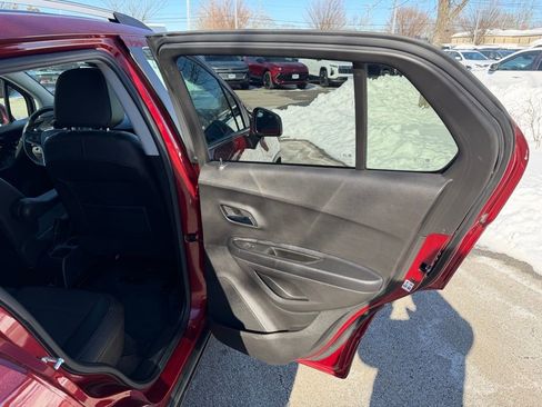 Used 2022 Chevrolet Trax LT w/ LT Convenience Package image 18