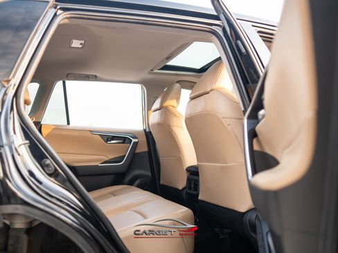 Used 2019 Toyota RAV4 XLE Premium image 19