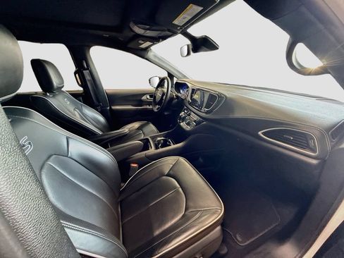 Used 2025 Chrysler Pacifica Limited FWD image 30