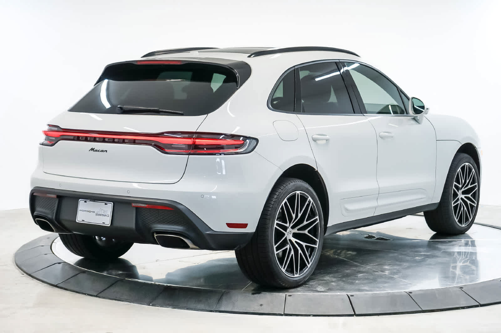 Certified 2026 Porsche Macan AWD/4WD image 9