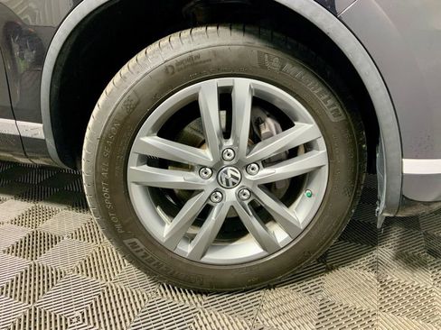 Used 2016 Volkswagen Touareg TDI image 37
