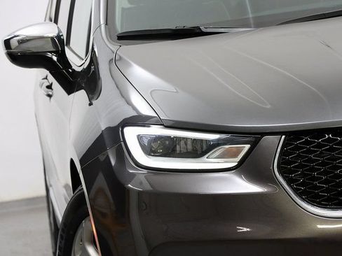 Used 2023 Chrysler Pacifica Limited FWD image 5