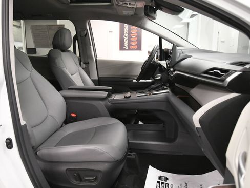 Used 2024 Toyota Sienna XLE FWD image 28
