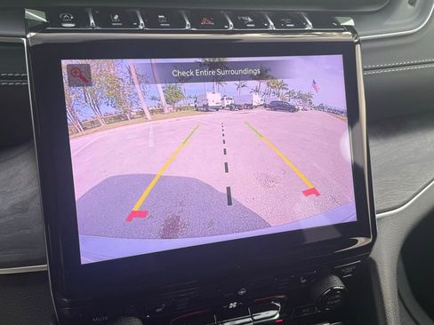 Certified 2025 Jeep Grand Cherokee Limited w/ Black Appearance Package image 16