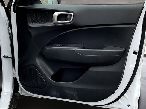 Certified 2025 Hyundai Venue SE image 28