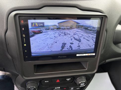 Used 2018 Jeep Renegade Altitude image 21