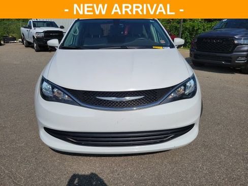 Used 2017 Chrysler Pacifica Touring FWD image 8