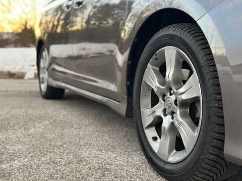 Used 2013 Toyota Sienna SE image 9