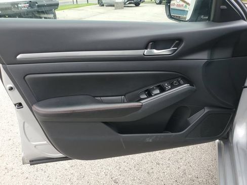 Used 2024 Nissan Altima 2.5 SR FWD image 21
