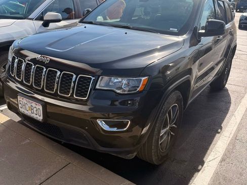 Used 2018 Jeep Grand Cherokee Laredo image 3