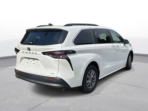 Certified 2026 Toyota Sienna XLE FWD image 6