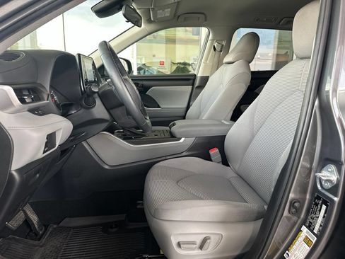 Used 2022 Toyota Highlander LE AWD/4WD image 11