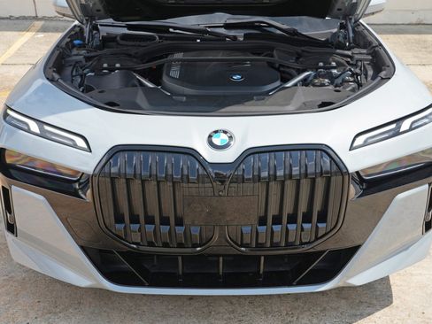 Used 2023 BMW 740i w/ Parking Assistance Package RWD image 8