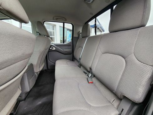 Used 2019 Nissan Frontier SV image 37