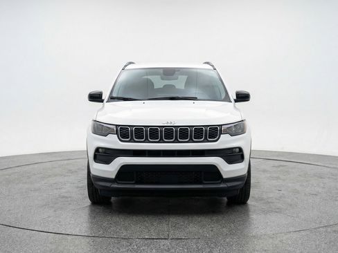 Used 2025 Jeep Compass Latitude image 2