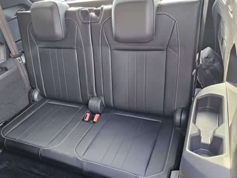 Certified 2022 Volkswagen Tiguan SE R-Line FWD image 9